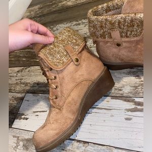 Cute boot like wedges !📦🏷️